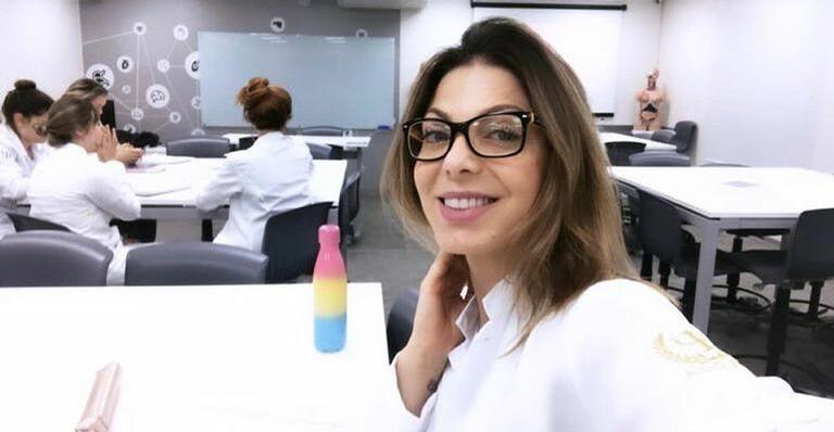 Sheila Mello comemora nota da faculdade pulando em cama elástica de biquíni