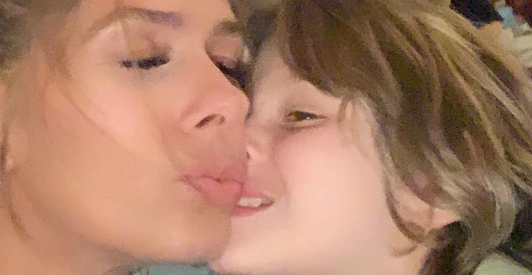 Adriane Galisteu posa ao lado do filho Vittorio e fãs elogiam família: ”Lindos”