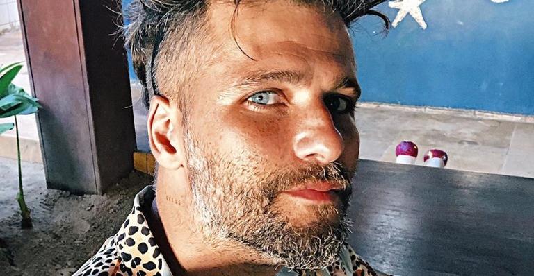 Bruno Gagliasso exibe novo visual e brinca: ”Acredite em você”