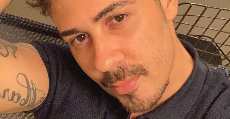 Carlinhos Maia surpreende com sorriso natural durante manutenção dos dentes