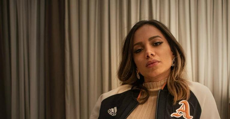 Com vestido brilhoso, Anitta posa ao lado de seu cachorro Plinio e diz estar pronta para casar