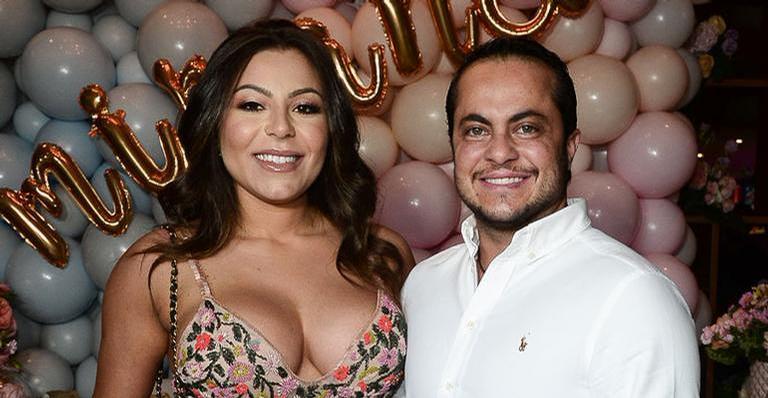 Esposa de Thammy Miranda exibe reta final da gravidez e ostenta presentes grifados do bebê