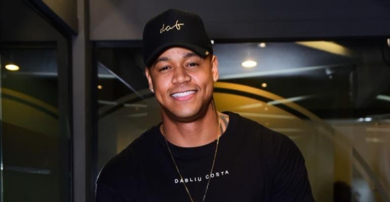 Léo Santana mostra a mãe em foto rara e internautas vibram: ”Minha querida sogra!”