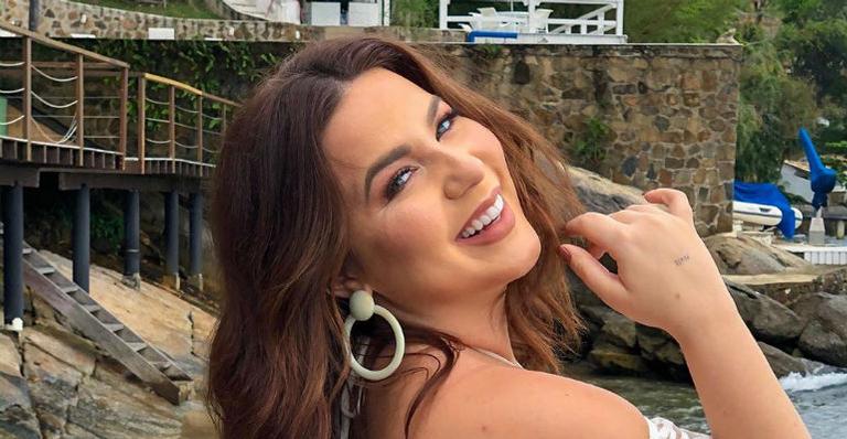 De biquíni, ex-BBB Cacau revela segredo para o corpo do verão