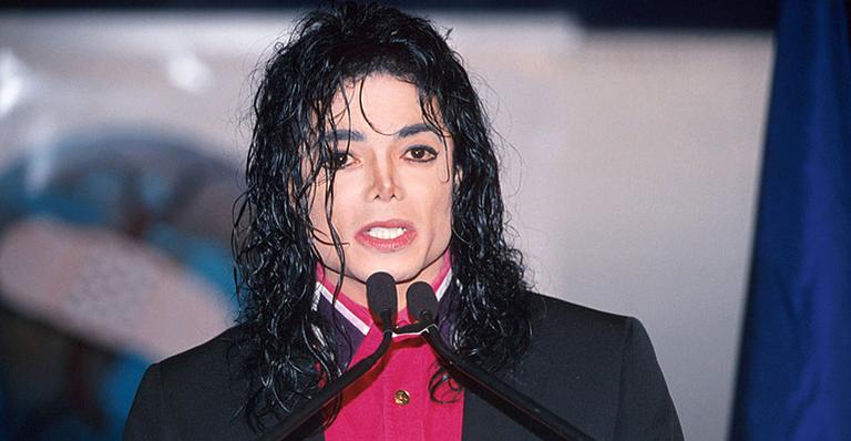 Meias de Michael Jackson serão leiloadas por R$ 8 milhões