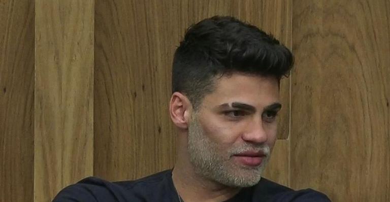 A Fazenda: Ronco de Lucas e Rodrigo leva Netto a dormir na sala: ”Não preguei o olho”