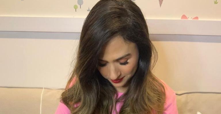 Tatá Werneck compartilha clique amamentando Clara Maria e desabafa: ”Nova posição preferida”