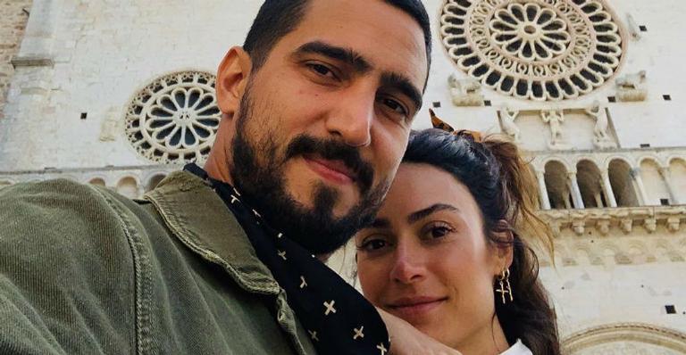 Thaila Ayala diverte os fãs ao compartilhar foto de Renato Góes e do pet