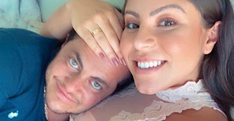 Andressa Ferreira e Thammy Miranda posam com as malas do filho e chocam fãs