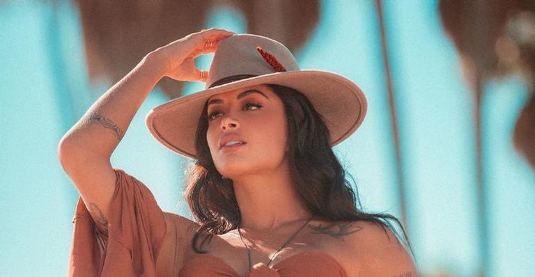 De shortinho, Aline Riscado exibe pernas saradas para ensaio da Vila Isabel