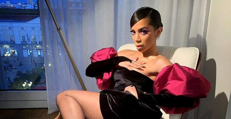 De look preto nada básico, Anitta rouba a cena em premiação na Espanha
