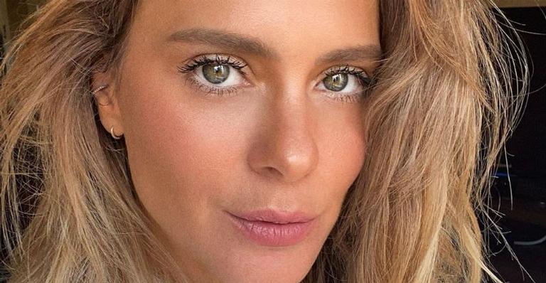 De maiô cavado, Carolina Dieckmann manda beijinho para os fãs: ”Sexta-feira que fala, né?”