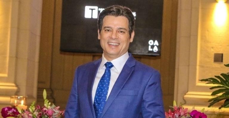 Em viagem para Israel, Celso Portiolli posta vídeo fazendo penteado no cabelo da mãe e encanta