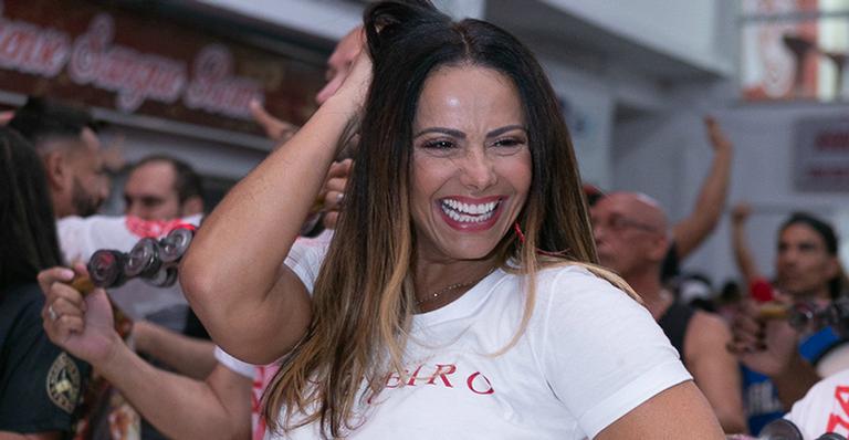 Com look justinho, Viviane Araújo rouba a cena em ensaio do Salgueiro
