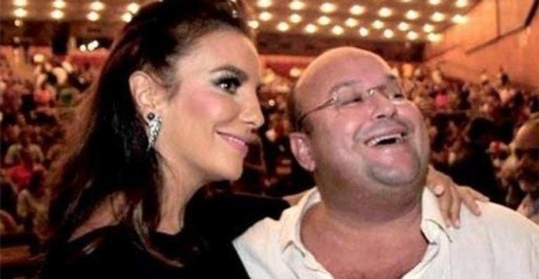 Ivete Sangalo se emociona no velório de Jesus Sangalo em Salvador