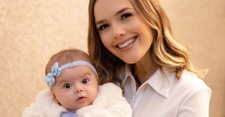 Com foto fofíssima, Thaeme Mariôto se declara para a filha e emociona: ”Foi você que me curou”
