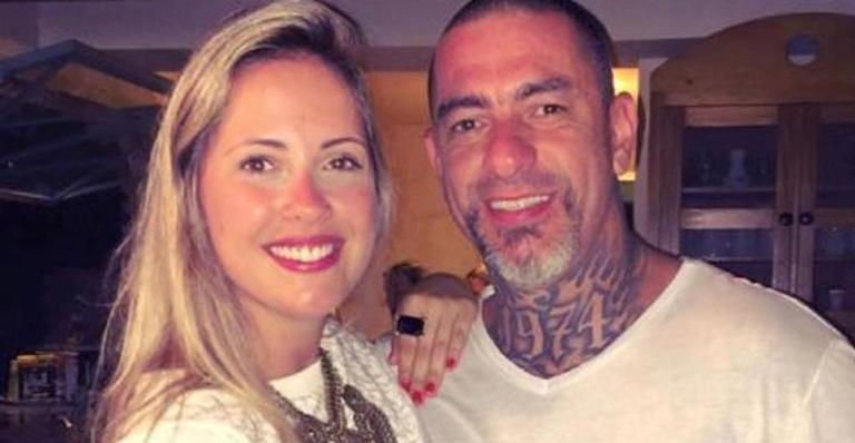 Quatro meses após separação, Henrique Fogaça reata casamento com Carine Ludvic