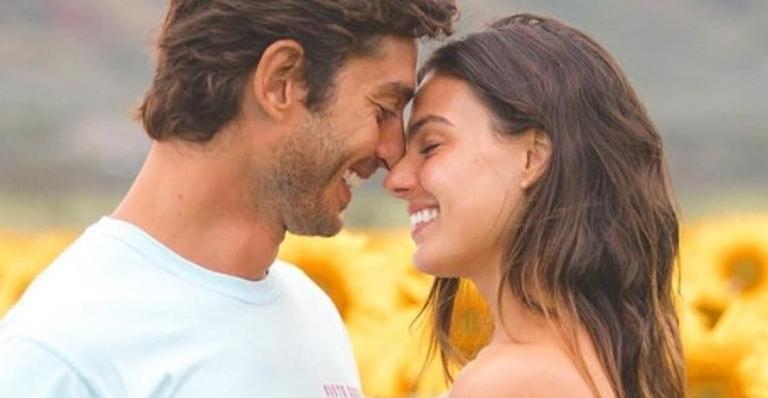Isis Valverde é flagrada saindo da academia em clima de romance com o maridão, André Resende