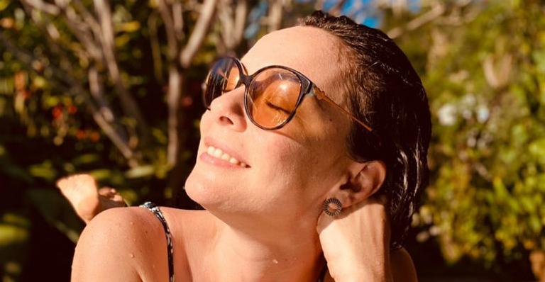 Regiane Alves posa usando um maiô branco de lantejoulas e comemora: ”Sextou”