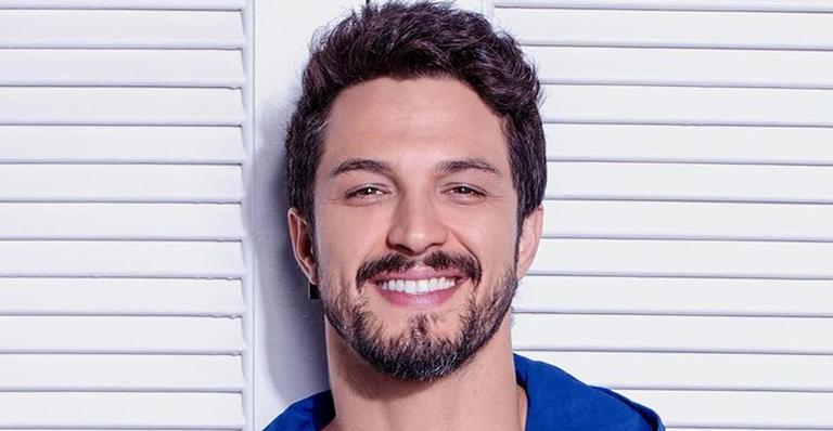 Romulo Estrela esquenta o clima em ensaio fotográfico; fotos!