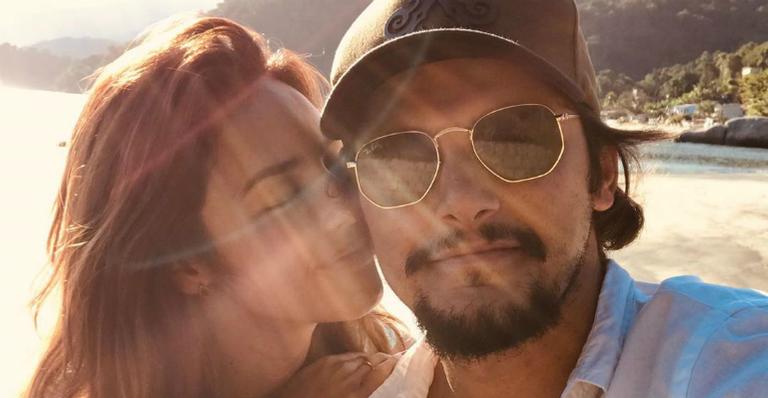 Yanna Lavigne posa ao lado do marido, Bruno Gissoni, e se declara em outra língua: ”Te amo”