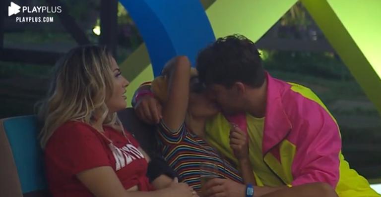 A Fazenda: Após alfinetar Lucas, Hariany cede e acaba beijando o peão