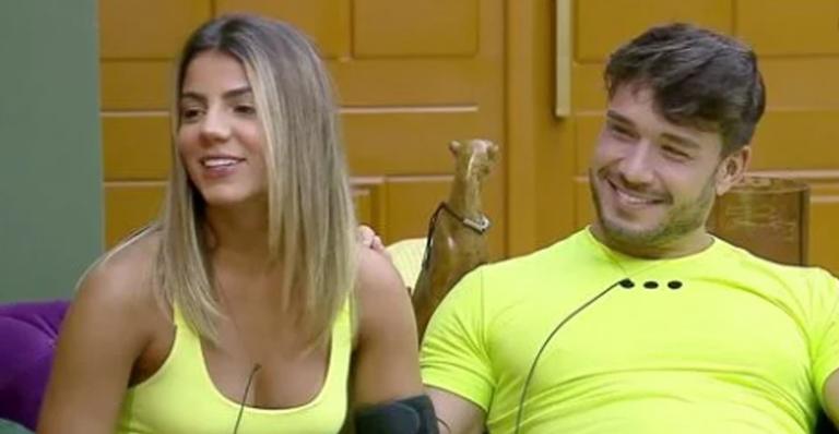 A Fazenda: Após beijo, Hariany desabafa com Lucas: ”Não quero mais”