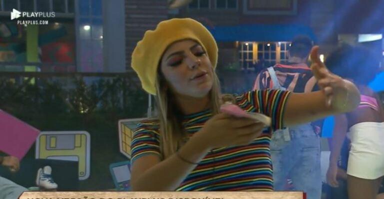 A Fazenda: Empolgada com a festa, Hariany canta: ”Macho nunca mais, dá trabalho demais”