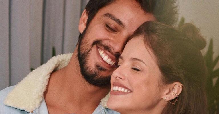 Agatha Moreira e Rodrigo Simas são flagrados em clima de romance durante passeio no shopping
