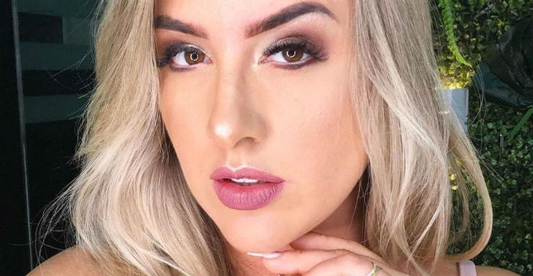 Ex-BBB Patrícia Leitte exibe barriga chapada de biquíni e eleva a temperatura