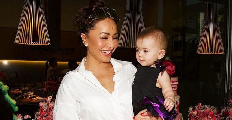 Filha de Sabrina Sato rouba a cena em parquinho com tanta fofura e estilo