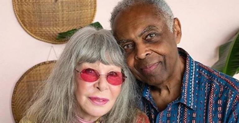 Que encontro! Gilberto Gil e Rita Lee surgem abraçados em clique