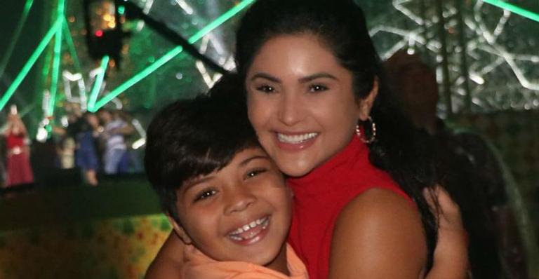 Mileide Mihaile dá beijão no filho durante passeio: ”Sextou da melhor forma”