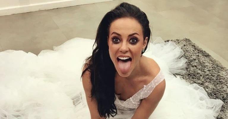 Paolla Oliveira surge vestida de noiva e leva a web à loucura: ”Tem casamento vindo por aí”