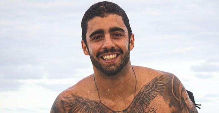 Em Portugal, Pedro Scooby posa ao lado dos três filhos na casa de Luana Piovani