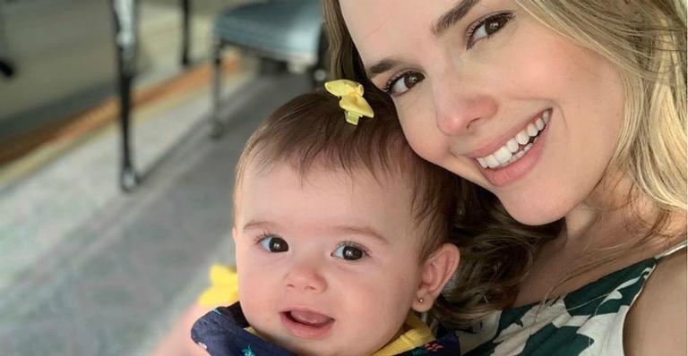 Thaeme Mariôto se choca ao ver Liz querendo levantar do berço