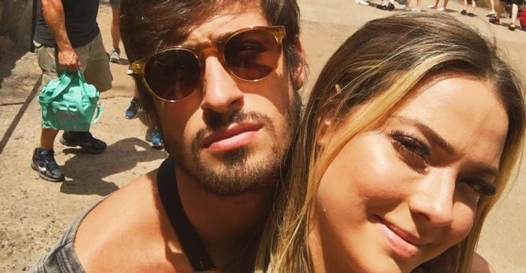 Vini Martinez se derrete por Carol Dantas ao ver esposa usando colar com rosto de Valentin