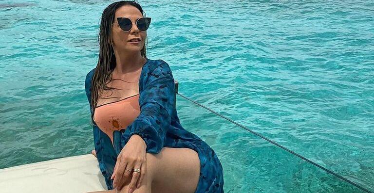 De maiô, Carla Perez posa deslumbrante e esbanja elegância: ”Diva”