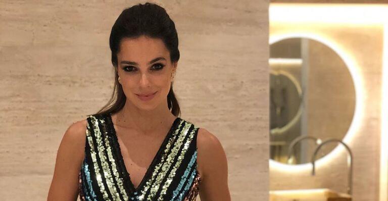 Esposa de Rodrigo Faro para tudo com look brilhante de festa