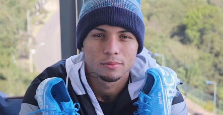 Everton Cebolinha faz tatuagem gigante de leão nas costas e impressiona fãs