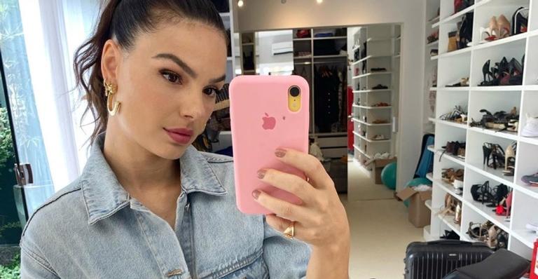 Isis Valverde choca web ao exibir boa forma e flexibilidade na yoga: ”Doeu só de ver”