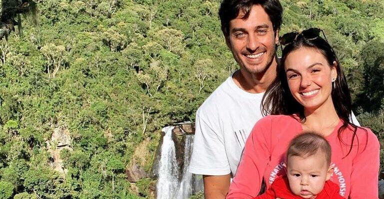 De shortinhos, Isis Valverde passeia no shopping com o marido e o filho