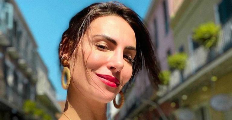 Mel Fronckowiak arrasa no batom vermelho e revela: ”Me arrumei para você domingão”