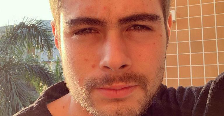 Rafael Vitti acorda cedo e aproveita amanhecer com os cachorros na praia