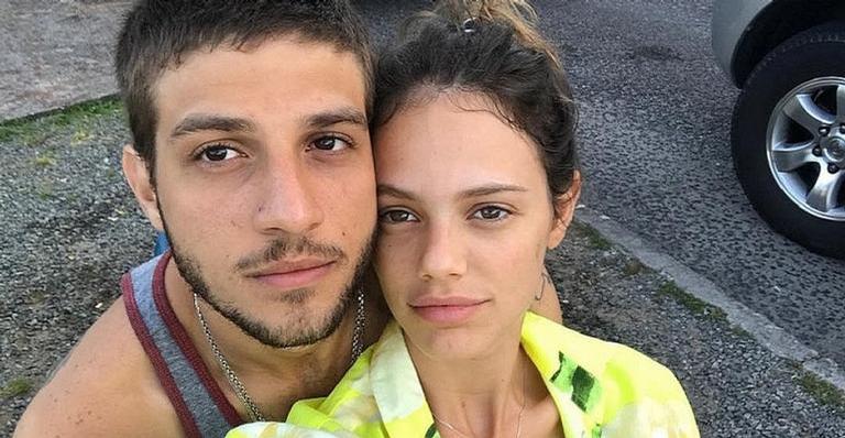 Chay Suede surge em clique romântico ao lado de Laura Neiva e encanta seguidores