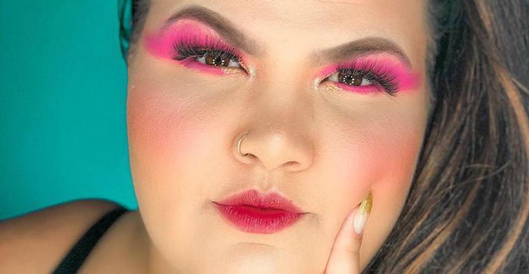 Grávida, bailarina plus size de Anitta sensualiza em praia na Bahia