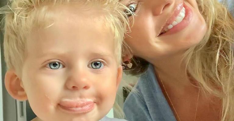 Karina Bacchi flagra Enrico fazendo arte e fãs apoiam: ”Tem que ser criança!”