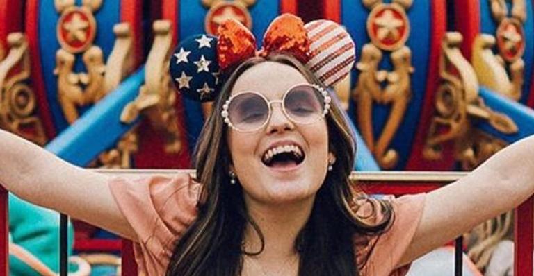Larissa Manoela relembra viagem à Disney e cinto grifado de R$ 3 mil rouba a cena
