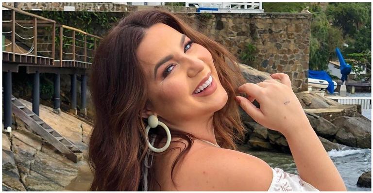 Lembra dela? Ex-BBB Cacau exibe boa forma ao posar de topless