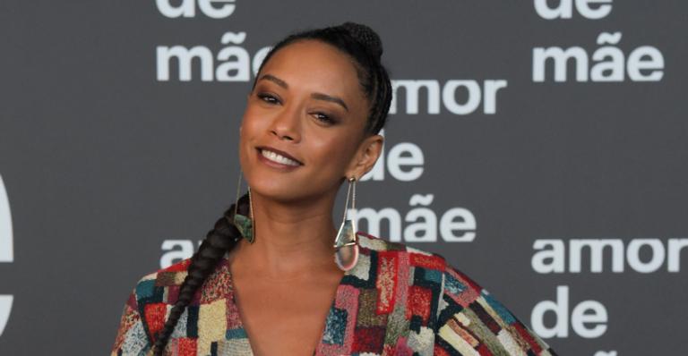 Taís Araujo posa dançando para parabenizar compadre e flexibilidade impressiona: ”Que alongada”